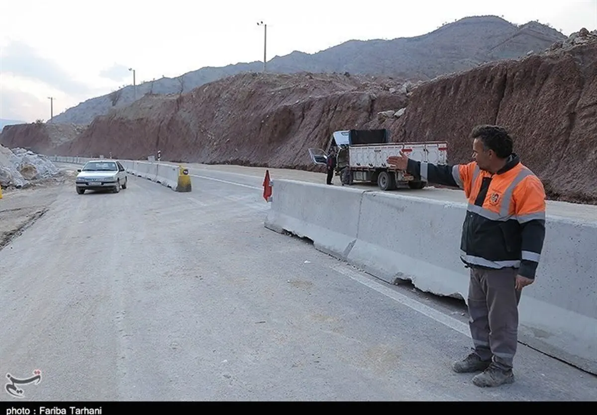 محور بروجن - لردگان بازگشایی شد؛ نجات ۱۵ خودروی‌ گرفتار در طوفان