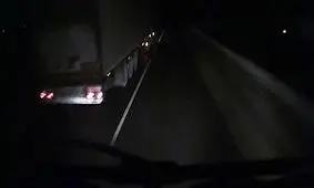 تصادف وحشتناک یک خودرو با دو تریلی در شب + فیلم