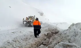 بارش برف راه ارتباطی 100 روستای دیواندره را مسدود کرد