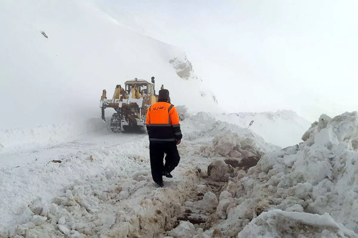 بارش برف راه ارتباطی 100 روستای دیواندره را مسدود کرد