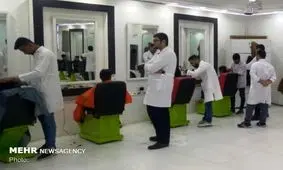 کار خوب یک مدرسه در آبادان/ اصلاح سر رایگان دانش‌آموزان محروم