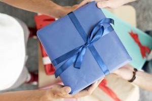 چه هدیه ای یک خانم را خوشحال می کند ؟
