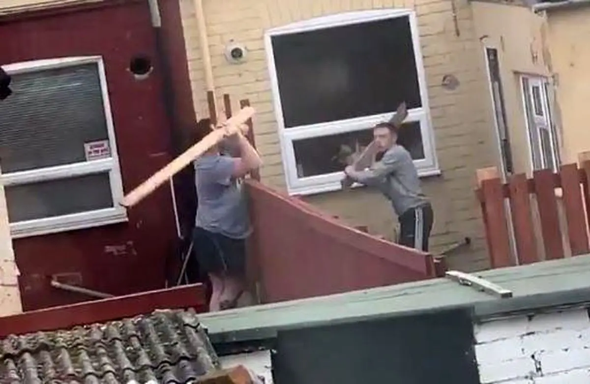 درگیری دو همسایه که جنگ تخته نام گرفت! +فیلم