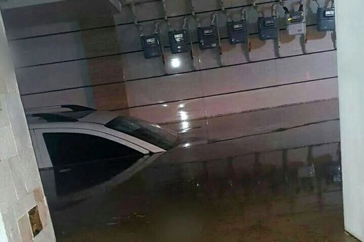 آب و لجن زیرگذرهای خرم‌آباد را فراگرفته است/ خسارت عمده به منازل