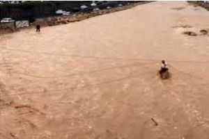 نجات شهروند گرفتار شده در میان سیلاب رودخانه خشک شیراز