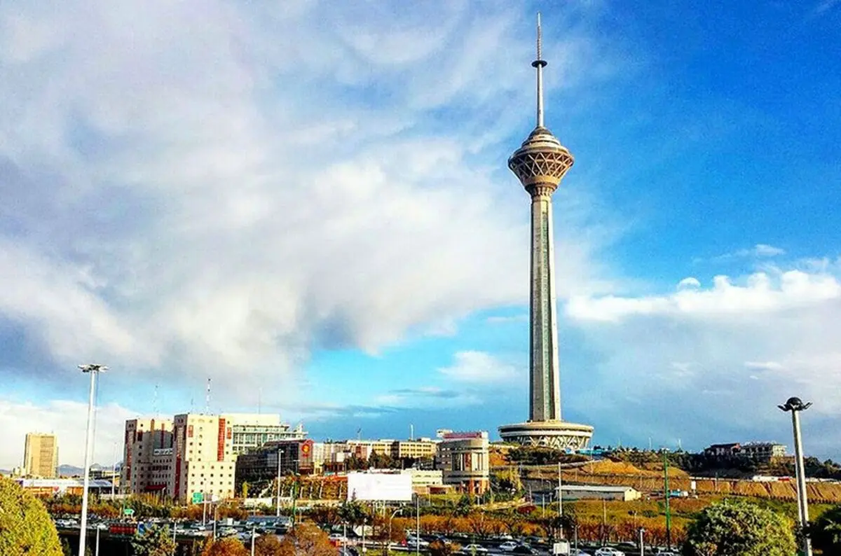 ماجرای برج میلاد بیخ پیدا کرد/افشای ترک شیشه آسانسور و تجمع آب در پی برج