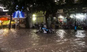 فیلم | نجات مردم سیل‌زده لرستان با لودر