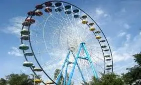 وزش شدیدباد چرخ و فلک شهربازی کامیاران را چرخاند