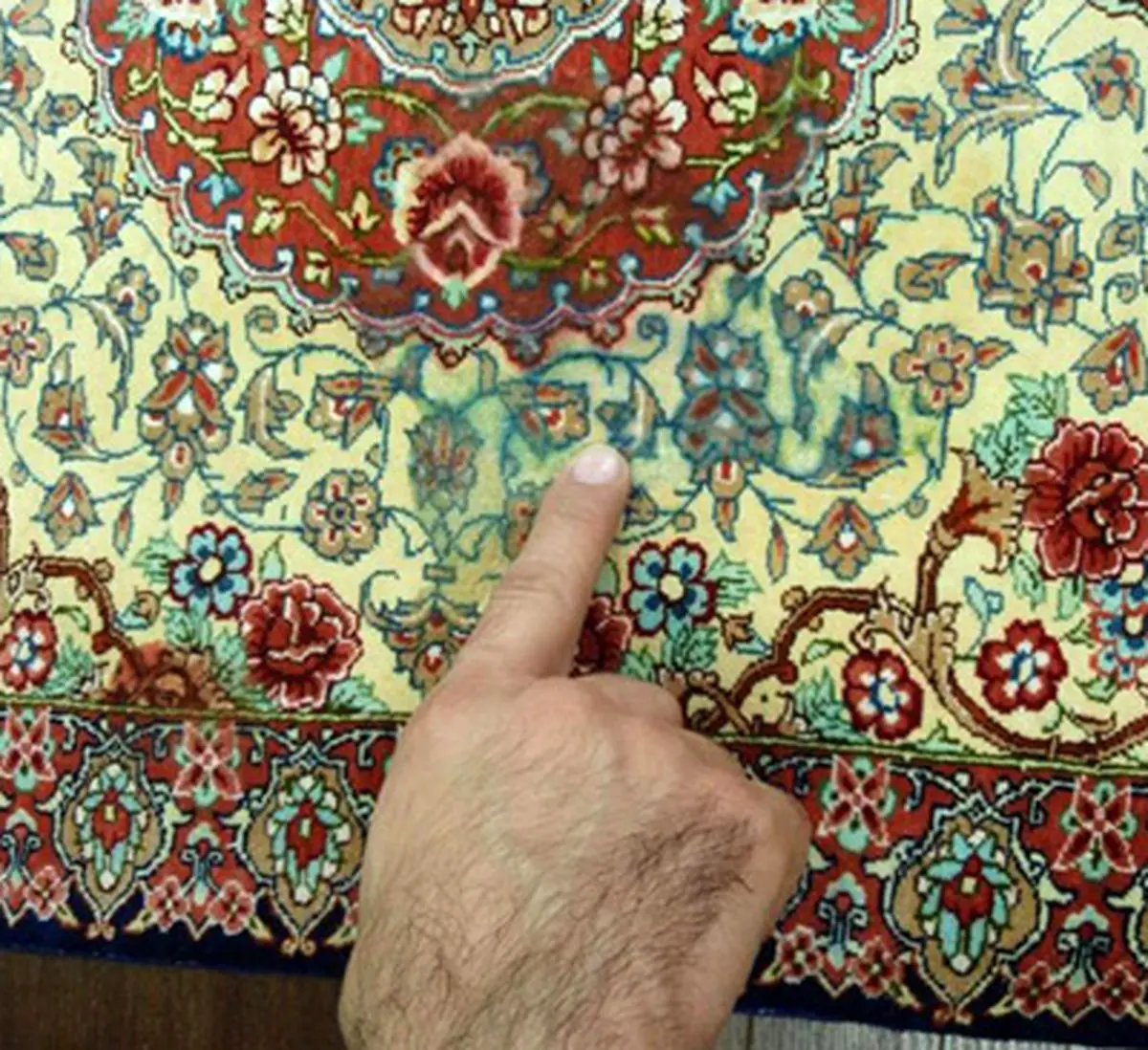 نحوه تمیز کردن انواع لکه های فرش