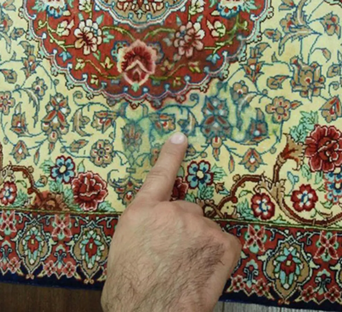 نحوه تمیز کردن انواع لکه های فرش