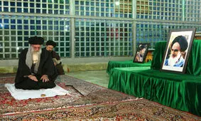 رهبر معظم انقلاب در مرقد امام خمینی(ره) وگلزار شهدا حضور یافتند