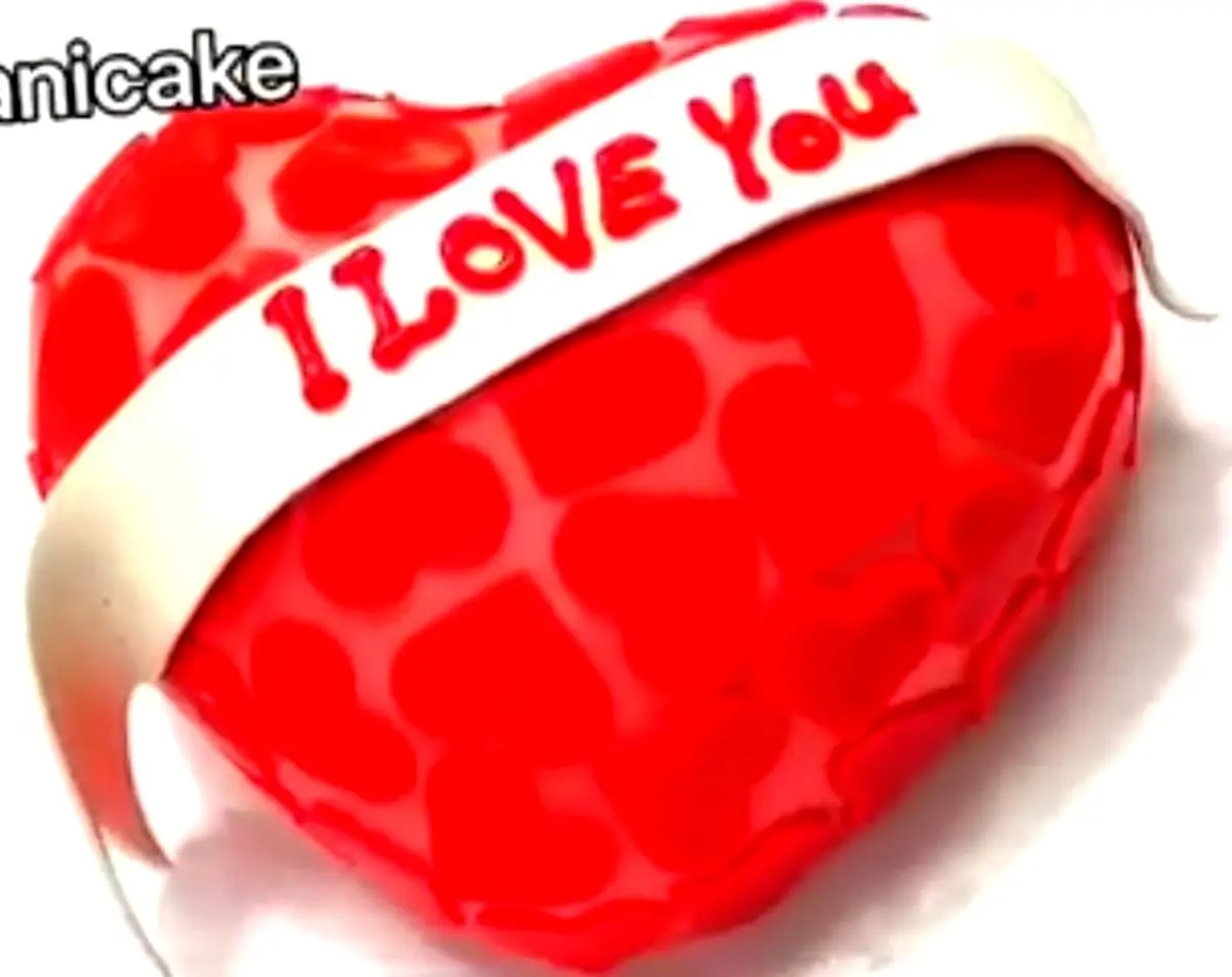 تزیین کیک ولنتاین با ژله بریلو وفوندانت تزیین شده