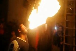 آتش گرفتن وحشتناک یک مرد حین اجرای نمایش در مراسم عروسی + فیلم