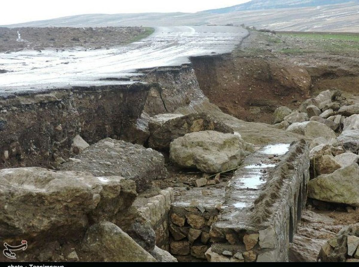 راه ارتباطی ۱۶ روستای پلدختر قطع است