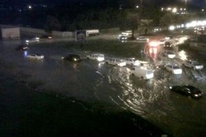 بارش های شدید در مدینه منوره و گرفتار شدن خودروها