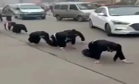 چهار دست و پا راه رفتن کارمندان در خیابان ! + عکس