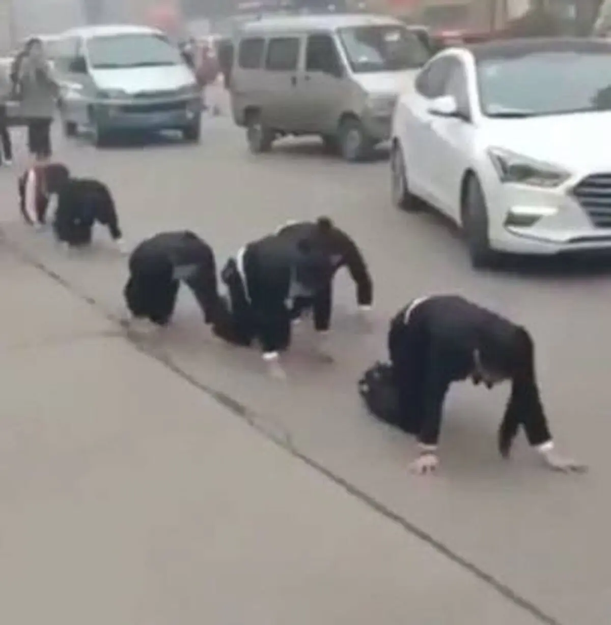 چهار دست و پا راه رفتن کارمندان در خیابان ! + عکس