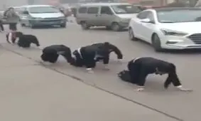 چهار دست و پا راه رفتن کارمندان در خیابان ! + عکس