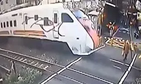 اقدام خطرناک یک پیرزن در عبور از روی ریل قطار + فیلم