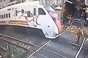 اقدام خطرناک یک پیرزن در عبور از روی ریل قطار + فیلم