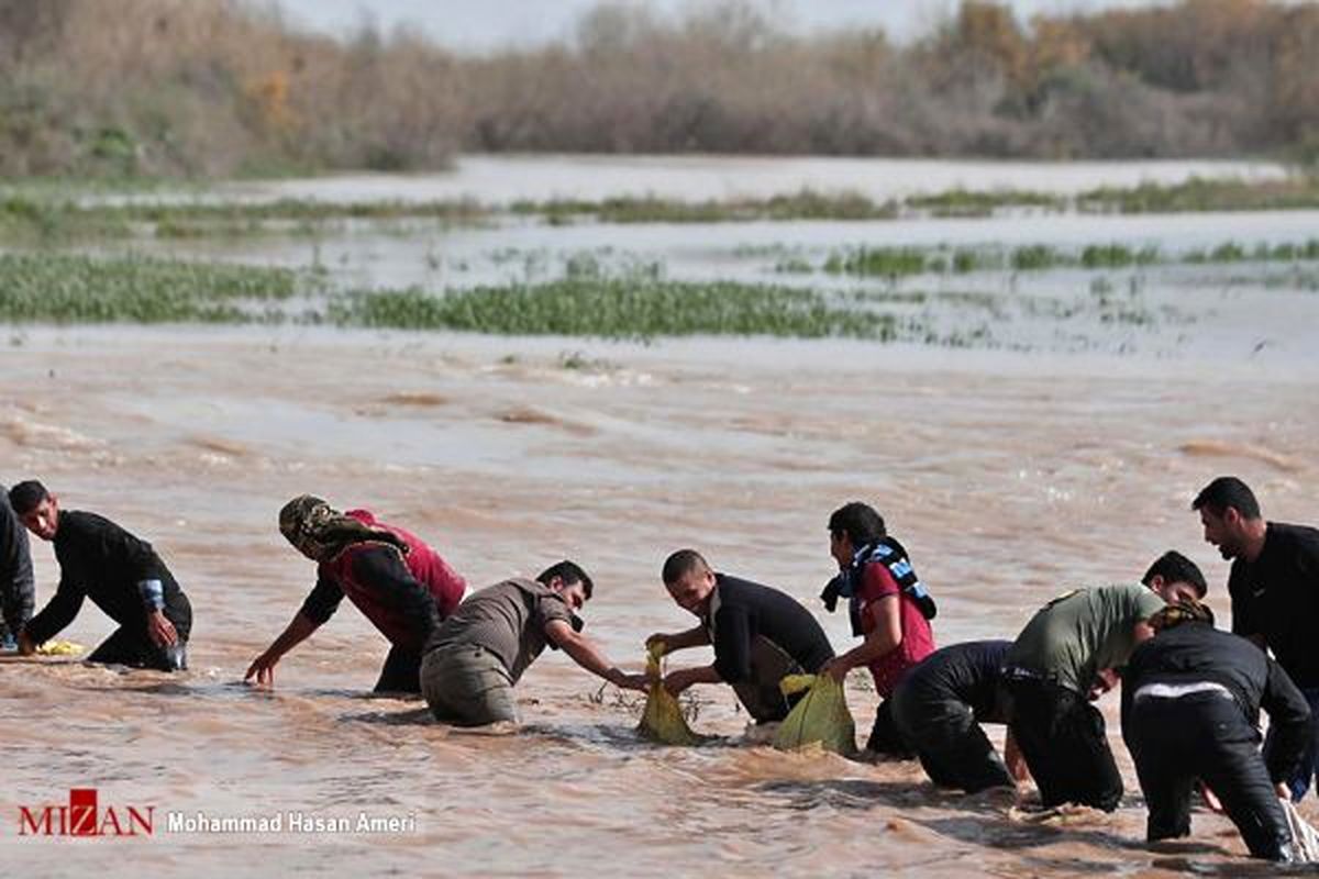 طغیان رودخانهها در خوزستان باعث جاری شدن سیل و تخلیه خانهها شد