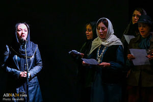 واکنش متفاوت زائری نسبت به تک خوانی یک خانم در مراسم افتتاحیه جشنواره فجر