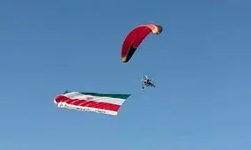 سرود ۱۰۰۰ نفری در بوشهر اجرا شد/ اهتزاز پرچم ایران در خلیج فارس