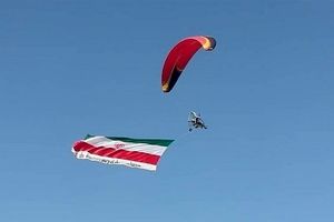 سرود ۱۰۰۰ نفری در بوشهر اجرا شد/ اهتزاز پرچم ایران در خلیج فارس