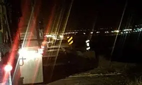 واژگونی کامیون اتوبان ساوه سلفچگان را دو ساعت مسدود کرد
