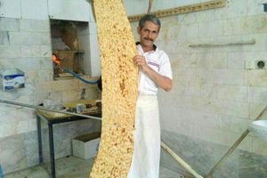 پخت نان سنگک ۳ متری در بادرود+ عکس