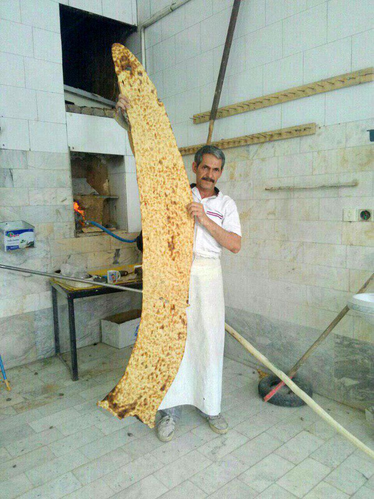 پخت نان سنگک ۳ متری در بادرود+ عکس