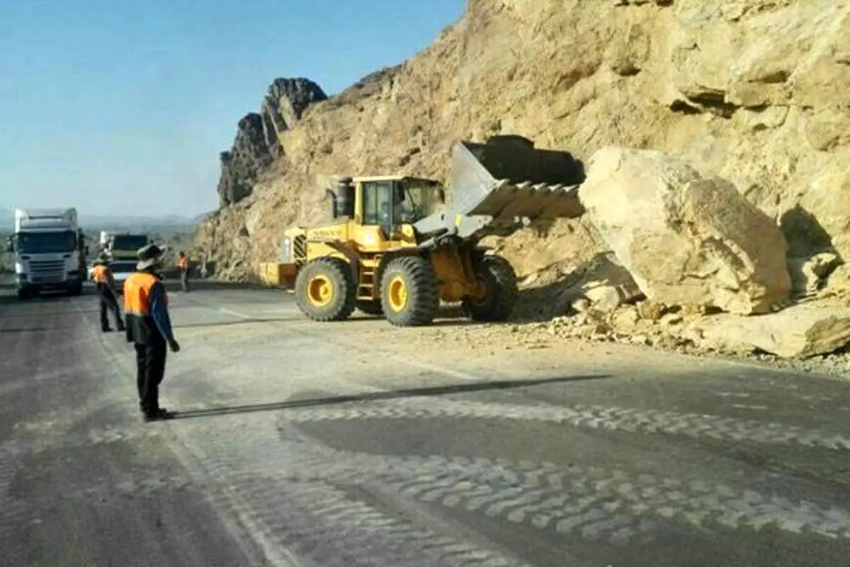 ریزش کوه در جم/ احتمال ریزش مجدد وجود دارد