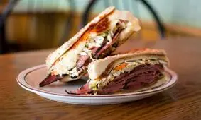 طرز تهیه ساندویچ بیکن گوشت خوشمزه به ۴ روش