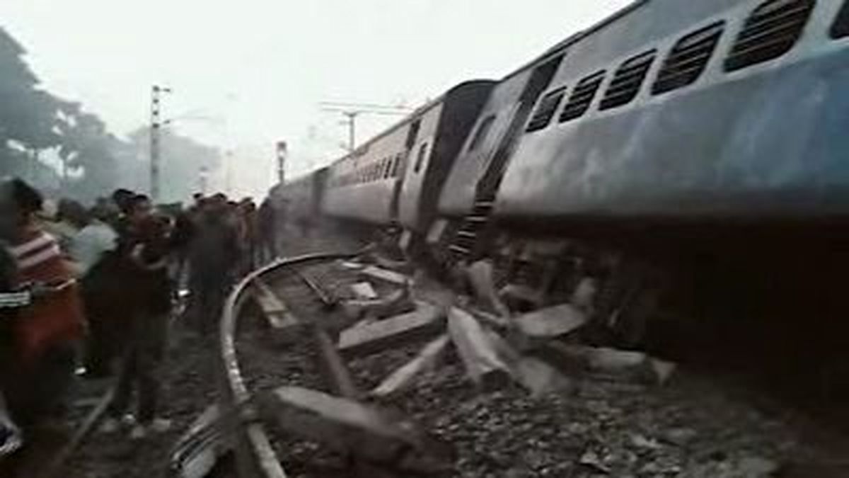 خارج شدن قطار از ریل در هند با ۳۱ کشته و زخمی + فیلم