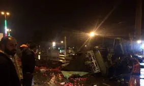 مصدومیت دو نفر در شیراز بر اثر واژگونی کامیون باری