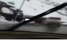 ریزش بهمن و دفن شدن خودرو زير بهمن در جاده كرج به چالوس +فیلم