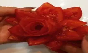 کلیپ آموزشی تزیین گوجه فرنگی به شکل گل