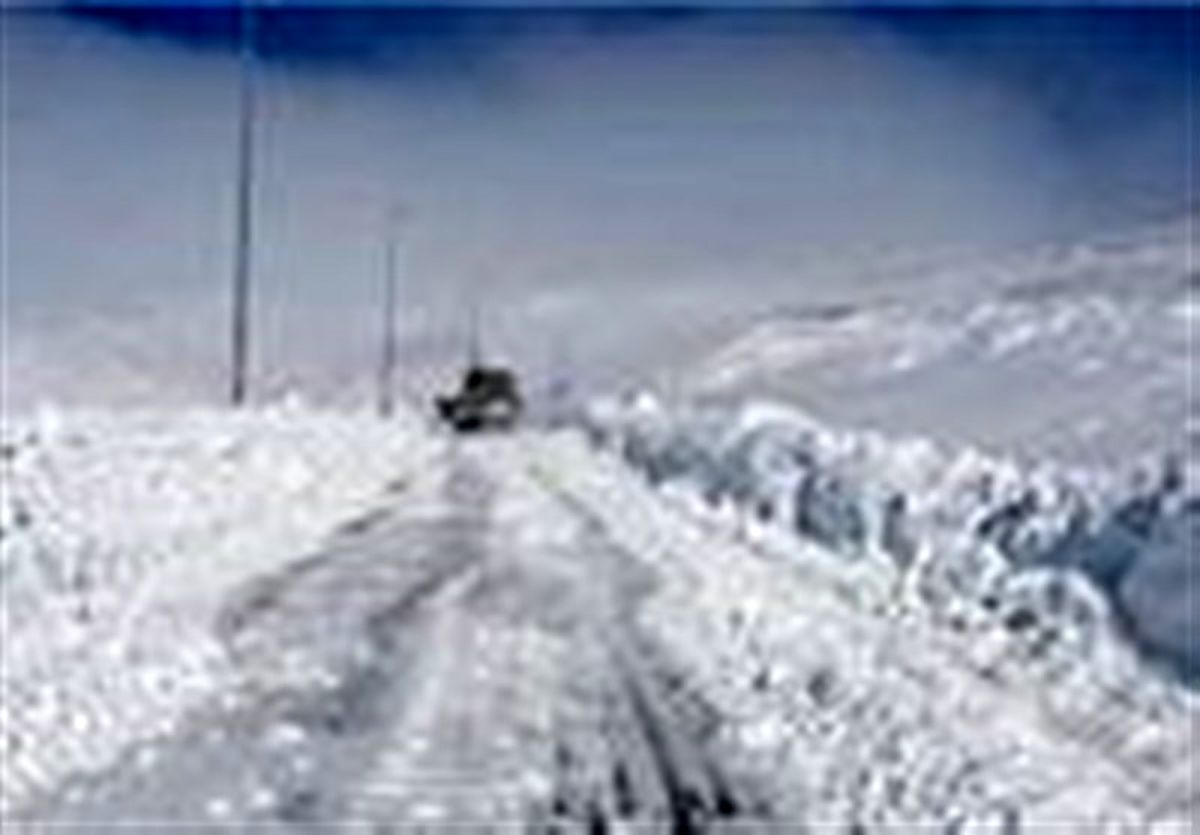 بارش برف راه‌های روستایی کوهستانی کالپوش را مسدود کرد