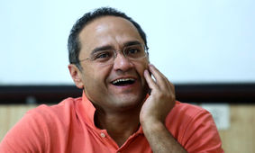 سلفی رامبد جوان به همراه عوامل فیلم «طلا»+عکس