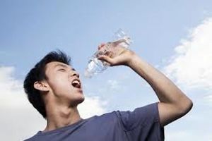 14 تاثیر شگفت انگیز نوشیدن آب بر بدن