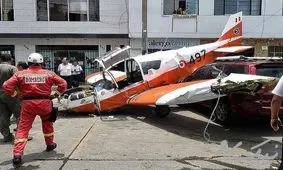 لحظه سقوط هواپیما در خیابان