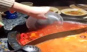 ترفند جالب خلاصی از چربی غذا با یخ