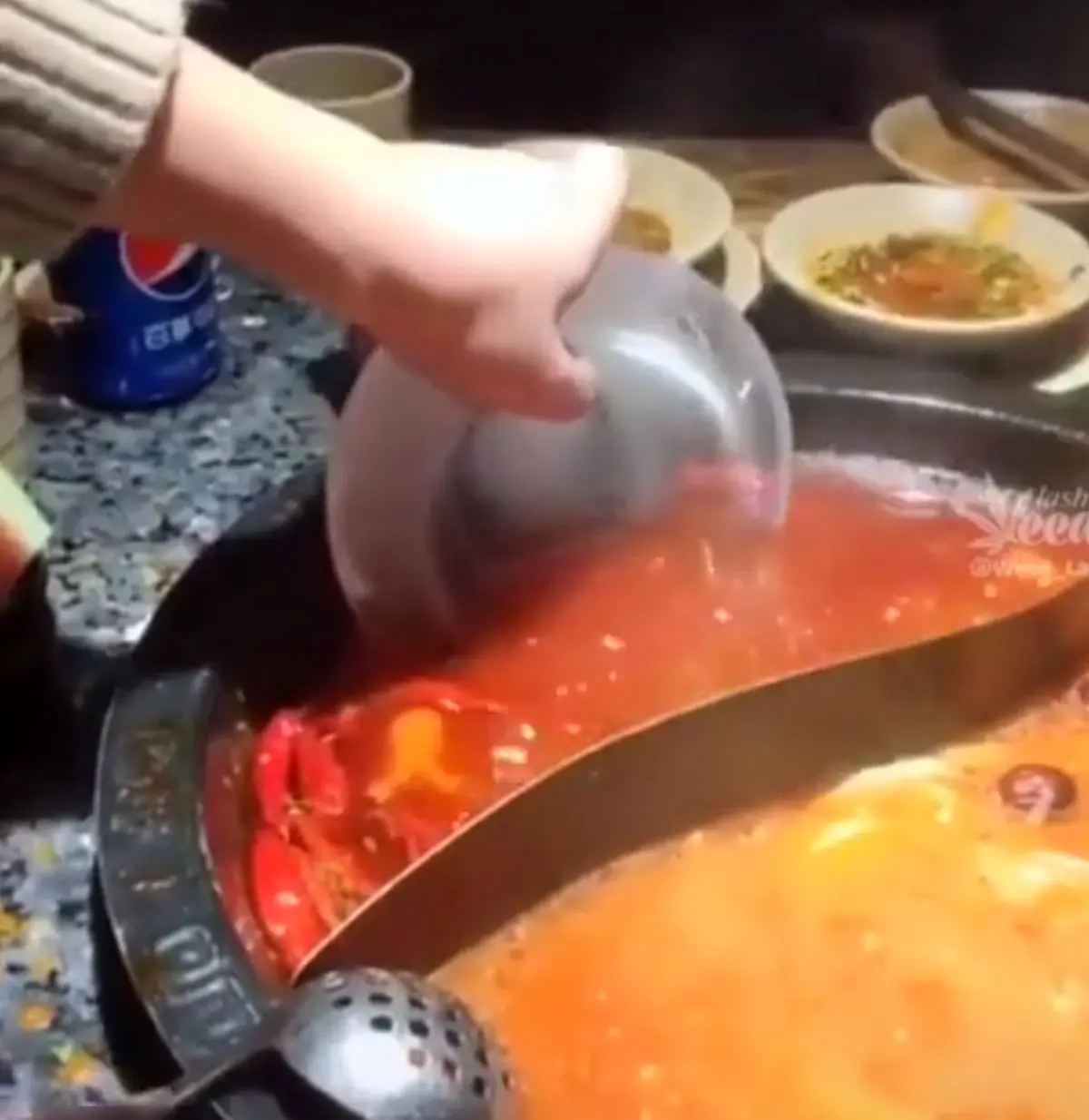 ترفند جالب خلاصی از چربی غذا با یخ