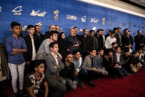 متفاوت‌ترین فرش قرمز جشنواره فیلم فجر/ ۲۳ آزاده و ۲۳ بازیگر به پردیس ملت آمدند