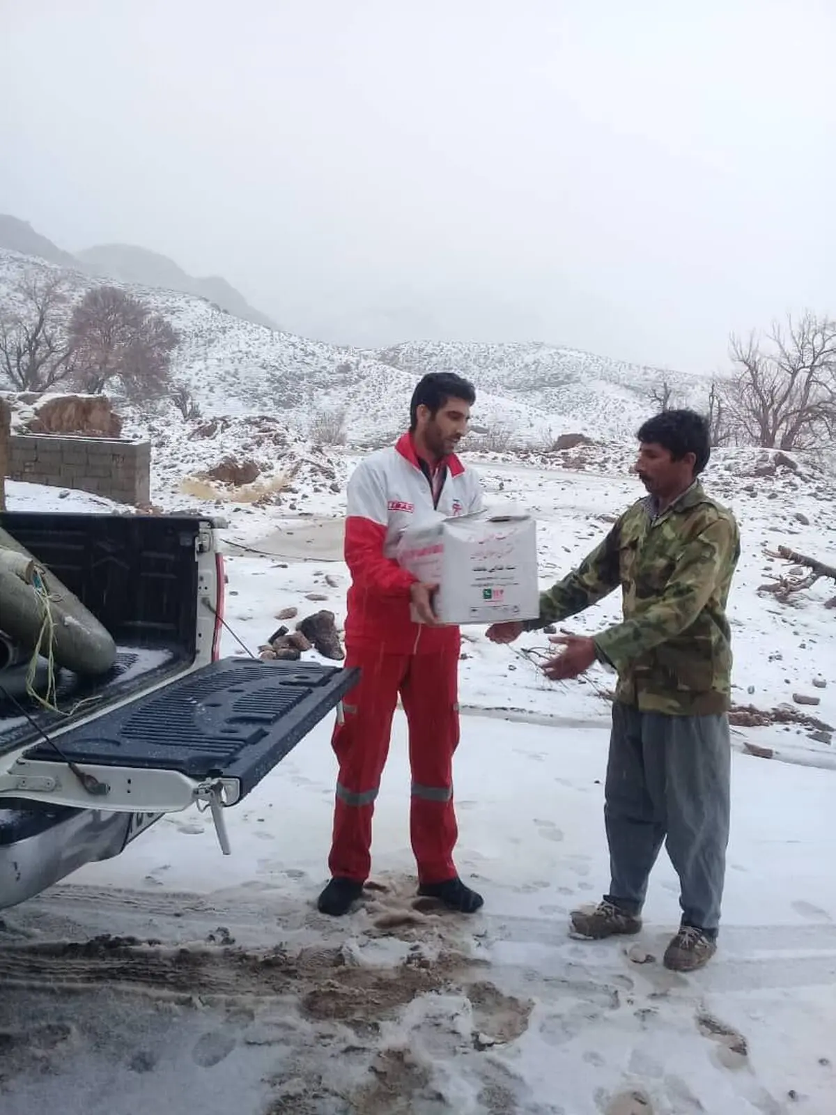 امدادرسانی به 8 خانوار قاینی گرفتار در برف