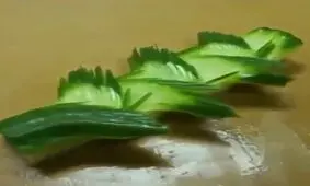 فیلم / آموزش تصویری جالب میوه آرایی خیار