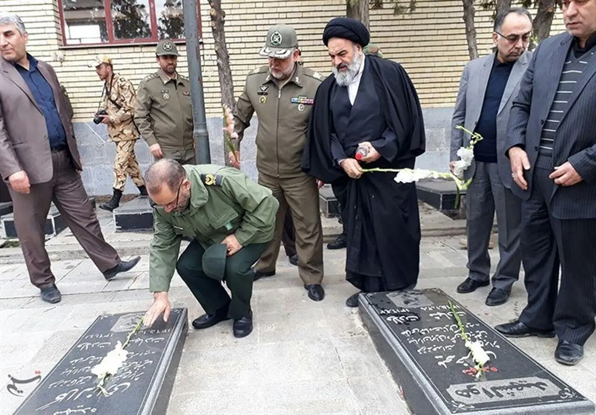 غبارروبی و عطر افشانی مزار شهدای سنندج به روایت تصویر