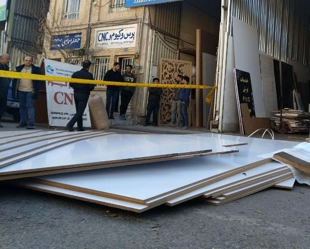 مرگ کارگر جوان زیر پالتهای چوبی + تصاویر