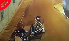 سرانجام چک کردن موبایل در وسط خیابان! + فیلم