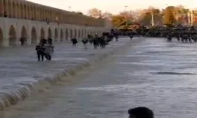 عبور آب از پل های تاریخی اصفهان